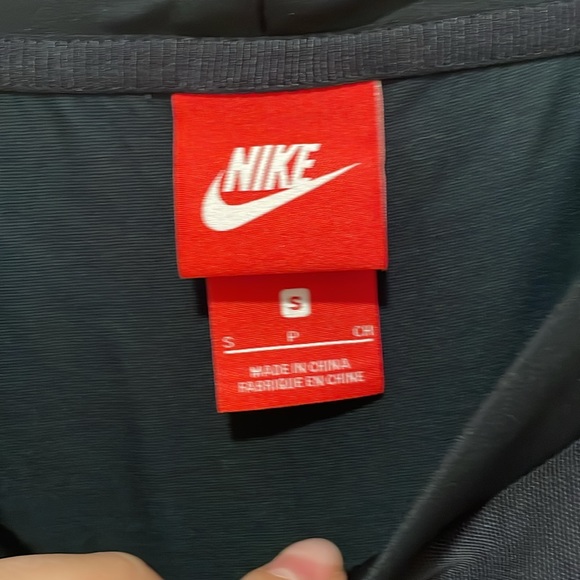 Sheer sleeves and v neck nike pleated back size small - Picture 5 of 7